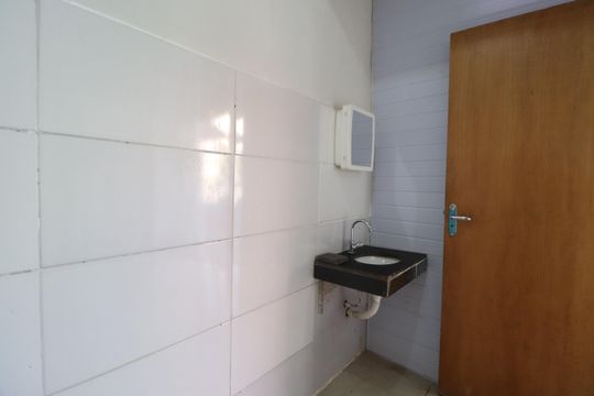 Banheiro de kitnet/studio para alugar com 1 quarto, 45m² em Santa Mônica, Uberlândia