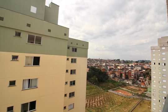 Vista da janela área de serviço  de apartamento para alugar com 2 quartos, 55m² em Jardim Lourdes, Ferraz de Vasconcelos