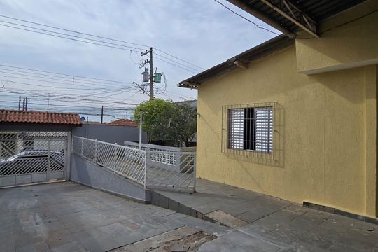 Quintal e Garagem  de casa para alugar com 2 quartos, 250m² em Vila Maricy, Guarulhos