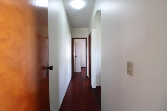 Corredor de apartamento para alugar com 2 quartos, 62m² em Saraiva, Uberlândia