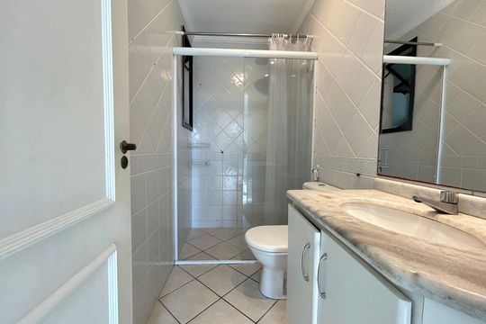 Banheiro suíte de apartamento para alugar com 2 quartos, 77m² em Lagoa da Conceição, Florianópolis