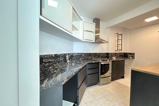 Cozinha de apartamento para alugar com 2 quartos, 77m² em Lagoa da Conceição, Florianópolis