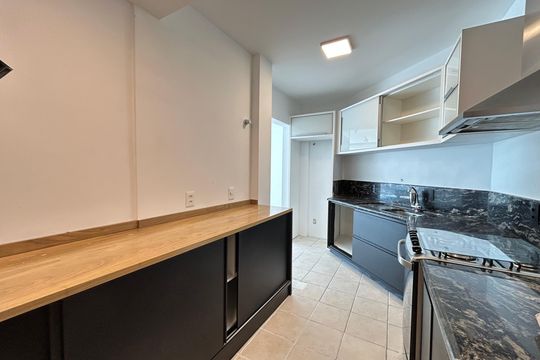 Cozinha de apartamento para alugar com 2 quartos, 77m² em Lagoa da Conceição, Florianópolis