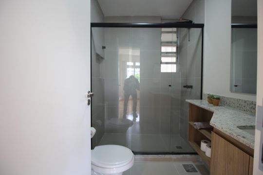 Banheiro de apartamento à venda com 2 quartos, 86m² em Centro Histórico, Porto Alegre