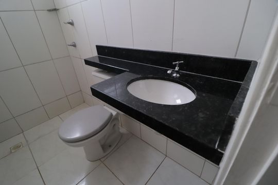 Banheiro Social de apartamento para alugar com 2 quartos, 49m² em Shopping Park, Uberlândia