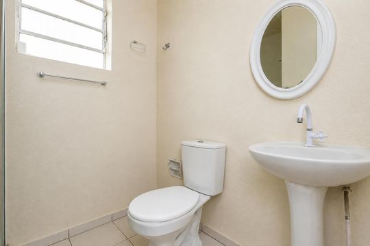 Banheiro de apartamento para alugar com 2 quartos, 1100m² em Agronomia, Porto Alegre