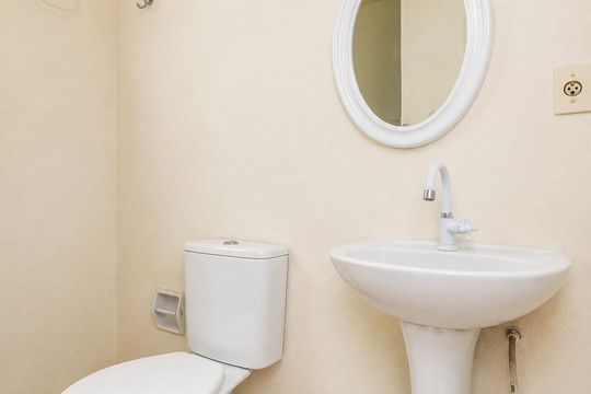 Banheiro de apartamento para alugar com 2 quartos, 1100m² em Agronomia, Porto Alegre