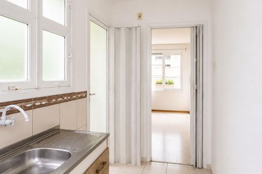Cozinha de apartamento para alugar com 2 quartos, 1100m² em Agronomia, Porto Alegre
