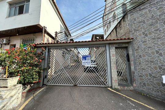 Fachada + placa de casa à venda com 2 quartos, 75m² em Piedade, Rio de Janeiro
