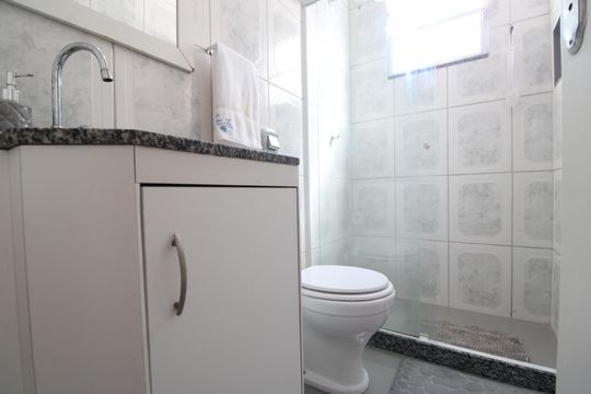 Banheiro da suíte 1 de casa para alugar com 2 quartos, 65m² em Jacarepaguá, Rio de Janeiro