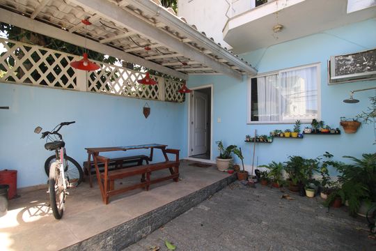 Entrada de casa para alugar com 2 quartos, 65m² em Jacarepaguá, Rio de Janeiro