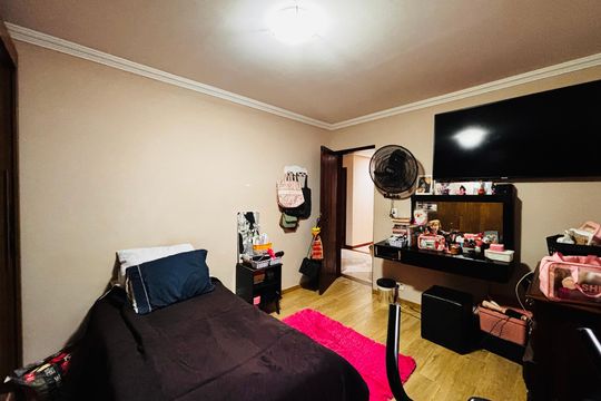 Quarto 2 de casa à venda com 3 quartos, 425m² em Chácara Estela, Barueri