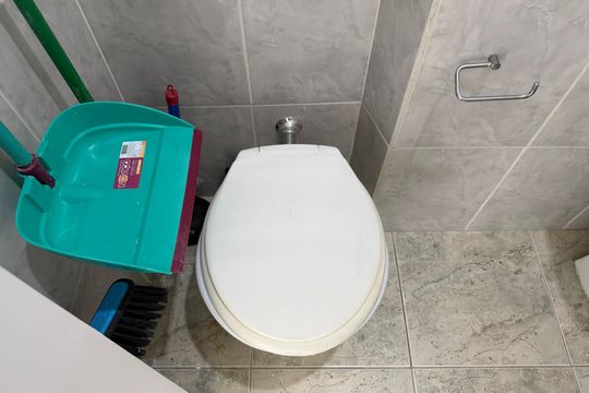 Banheiro de serviço de apartamento para alugar com 2 quartos, 96m² em Ponta da Praia, Santos