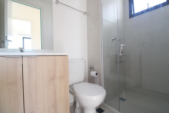 Banheiro de apartamento à venda com 2 quartos, 45m² em Barra Olímpica, Rio de Janeiro