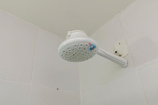 Banheiro de casa de condomínio para alugar com 2 quartos, 60m² em Penha, Rio de Janeiro