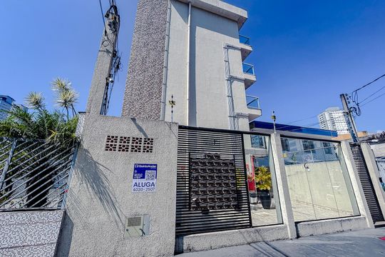 Fachada com Plaquinha de apartamento para alugar com 1 quarto, 29m² em Vila Esperança, São Paulo