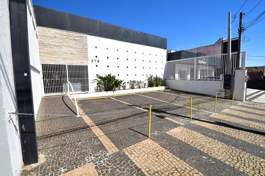 Fachada de casa à venda com 6 quartos, 223m² em Jardim das Paineiras, Campinas