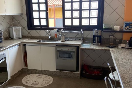 Cozinha de casa para alugar com 3 quartos, 2550m² em Jardim Olimpia, Jacareí
