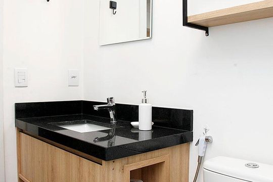 Banheiro de kitnet/studio para alugar com 1 quarto, 33m² em Rio Branco, Porto Alegre