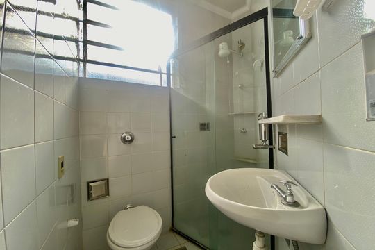Banheiro de apartamento à venda com 3 quartos, 103m² em Funcionários, Belo Horizonte