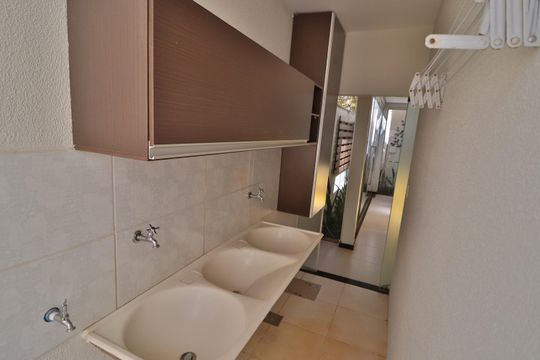 Área de Serviço de casa de condomínio para alugar com 3 quartos, 130m² em Morada da Colina, Uberlândia