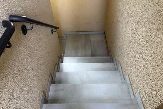 Escada de apartamento para alugar com 1 quarto, 60m² em Vila Mangalot, São Paulo