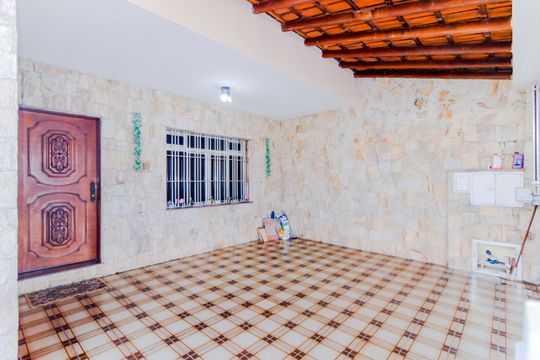 Garagem  de casa à venda com 4 quartos, 225m² em Jardim Santa Barbara, Guarulhos