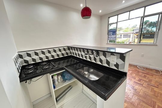 Cozinha de apartamento para alugar com 1 quarto, 45m² em Maria da Graça, Rio de Janeiro
