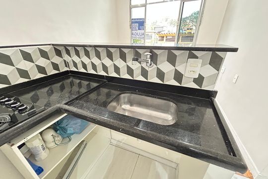 Cozinha de apartamento para alugar com 1 quarto, 45m² em Maria da Graça, Rio de Janeiro