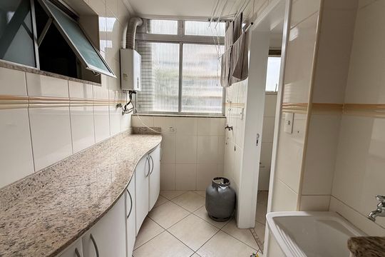 Área de Serviço de apartamento para alugar com 2 quartos, 110m² em Balneario Guarujá, Guarujá