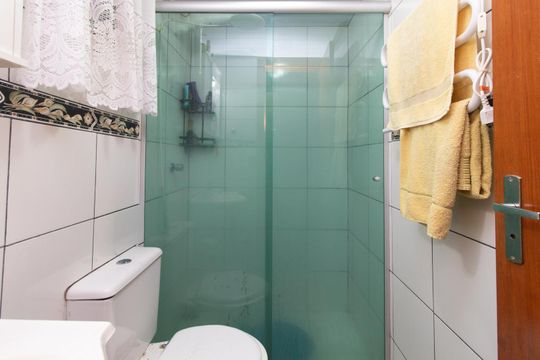 Banheiro de apartamento para alugar com 2 quartos, 39m² em Campo Novo, Porto Alegre
