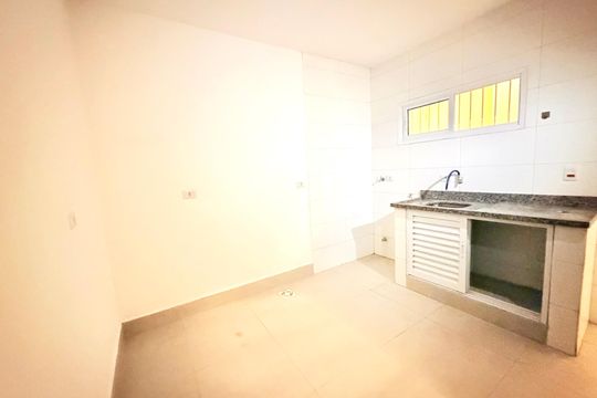 Cozinha  de apartamento para alugar com 1 quarto, 31m² em Parque Maria Helena, São Paulo