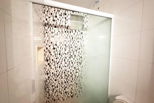 Banheiro de apartamento para alugar com 1 quarto, 31m² em Parque Maria Helena, São Paulo