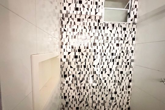Banheiro  de apartamento para alugar com 1 quarto, 31m² em Parque Maria Helena, São Paulo