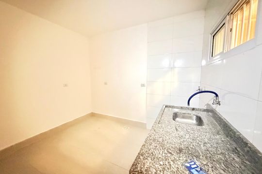 Cozinha  de apartamento para alugar com 1 quarto, 31m² em Parque Maria Helena, São Paulo