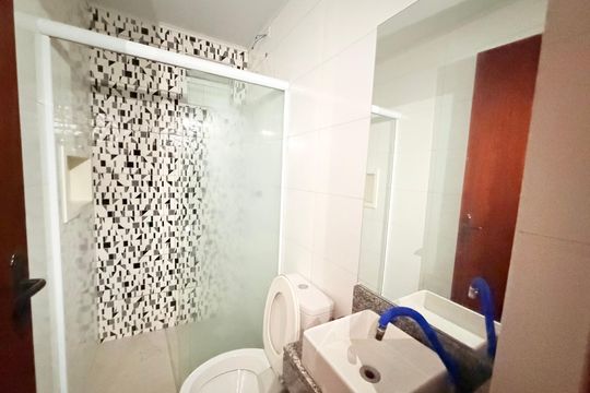 Banheiro  de apartamento para alugar com 1 quarto, 31m² em Parque Maria Helena, São Paulo