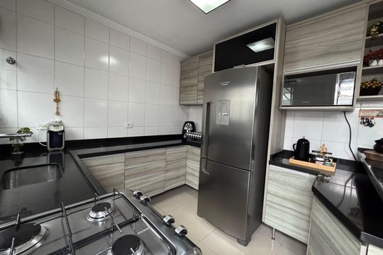 Cozinha de casa de condomínio à venda com 2 quartos, 65m² em Santa Maria, Osasco