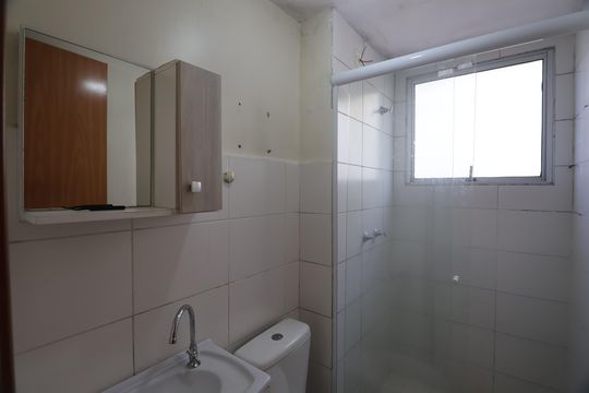 Banheiro  de apartamento para alugar com 2 quartos, 44m² em São José, Canoas