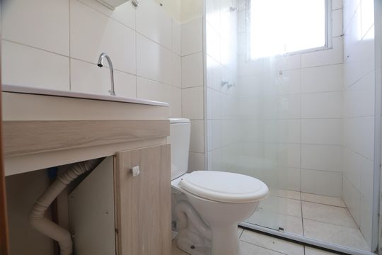 Banheiro  de apartamento para alugar com 2 quartos, 44m² em São José, Canoas