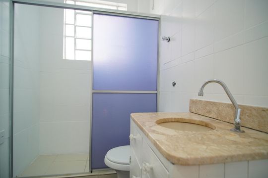 Banheiro social de apartamento à venda com 2 quartos, 74m² em Rio Branco, Porto Alegre