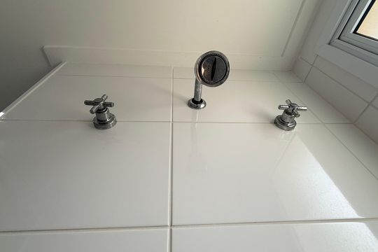 Banheiro Social de apartamento para alugar com 3 quartos, 94m² em Jardim Belmar, Guarujá