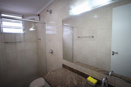 Banheiro de apartamento à venda com 2 quartos, 55m² em Cidade São Francisco, São Paulo