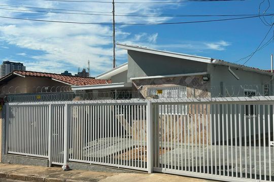 Fachada de casa à venda com 3 quartos, 300m² em Jardim Garcia, Campinas