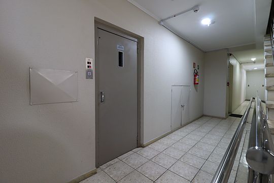 Área comum - Elevador de apartamento para alugar com 2 quartos, 66m² em Higienópolis, Porto Alegre