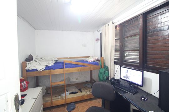 Quarto / andar de cima de casa à venda com 3 quartos, 250m² em Parque Grajau, São Paulo