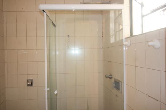 Banheiro de casa para alugar com 1 quarto, 90m² em Moinho Velho, São Paulo