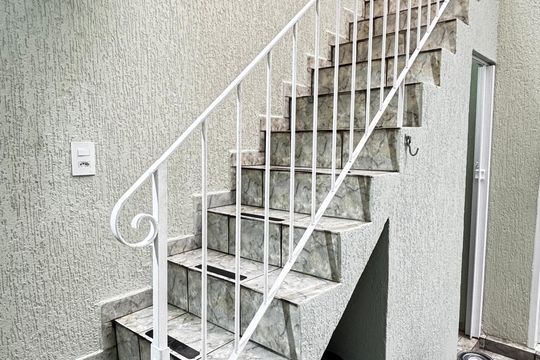 Escada de casa para alugar com 2 quartos, 171m² em Vila Helena, Santo André