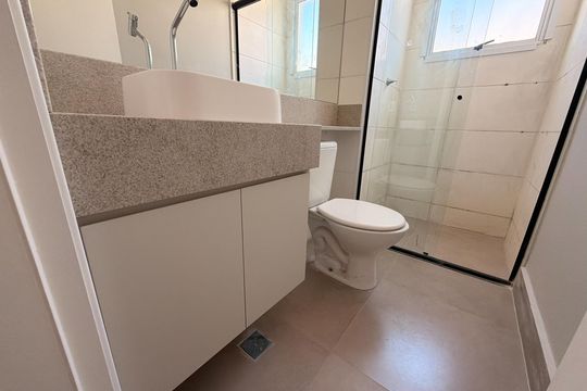 Banheiro de apartamento para alugar com 2 quartos, 46m² em Água Branca, Piracicaba