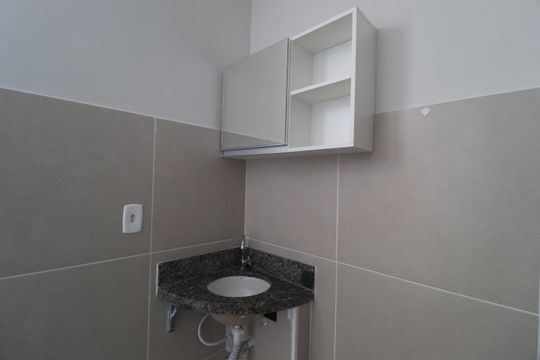 Banheiro do Quarto 2 de apartamento para alugar com 2 quartos, 56m² em Morumbi, Uberlândia