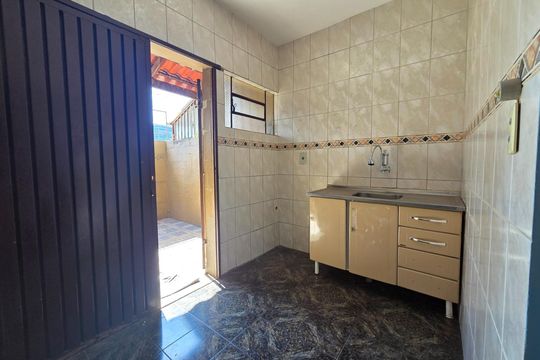 Cozinha de casa de condomínio à venda com 2 quartos, 87m² em Planalto, Belo Horizonte